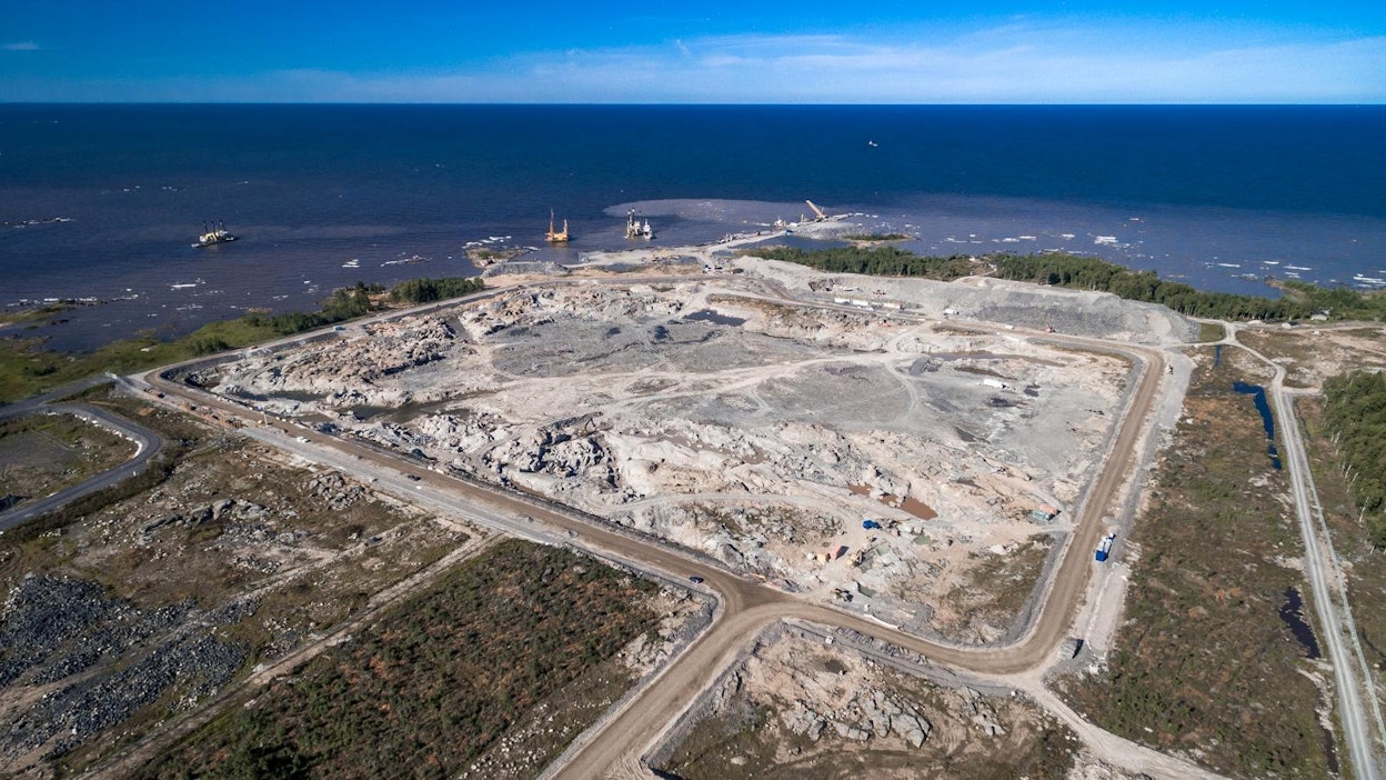 Hanhikivi 1 -ydinvoimalan työmaa-alue kuvattuna kesällä 2017.