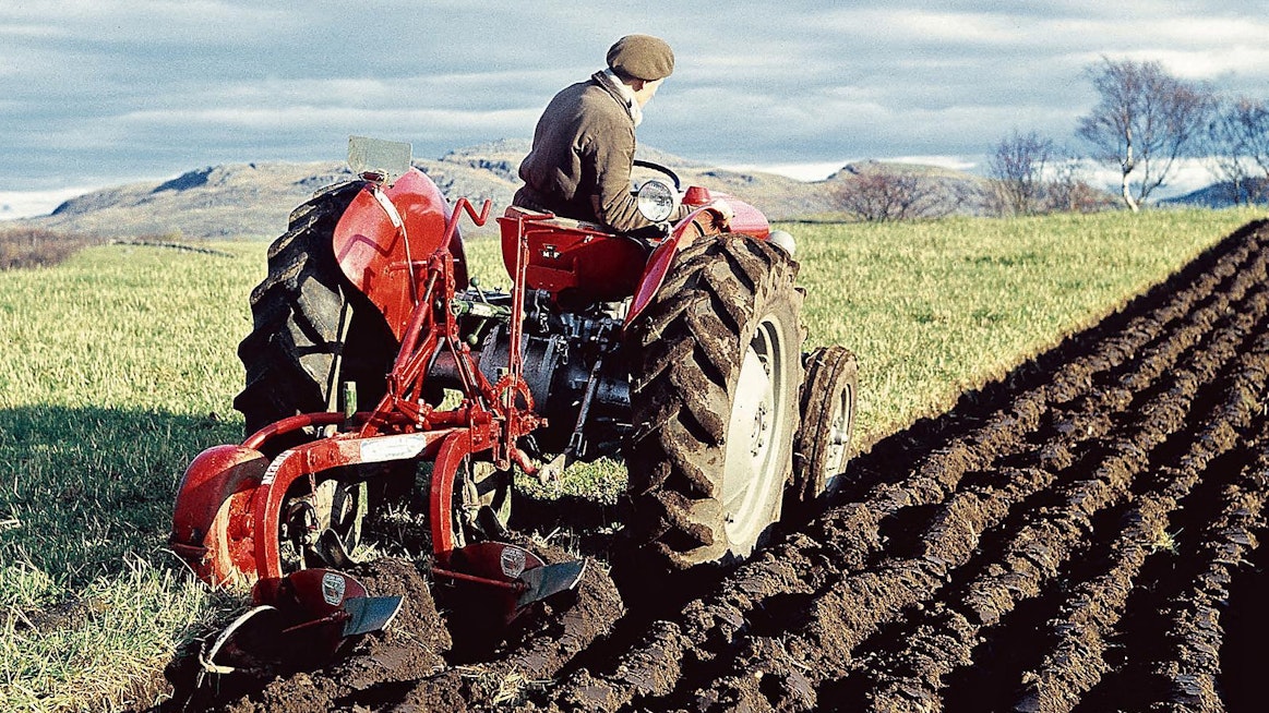 Nostolaitekiinnitteisten traktoriaurojen valmistus alkoi v. 1947 – maailmanmaineeseen Kverneland nousi 5 vuotta myöhemmin esitellyn Hydrein-malliston myötä. Vetokartun kiertämiseen perustunut viilunleveyden pikasäätö oli tuolloin uutta. Tässä 1960-luvun alun Hydreinissä on kaikki mahdolliset lisävarusteet, eli tukipyörä, pyörivä maapuoli ja kiekkoleikkureihin kiinnitetyt kuorintasiivet.