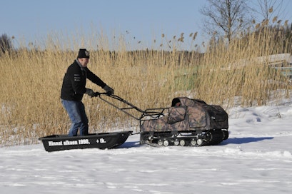 SnowDogin ajaminen on helppoa: seisotaan vain ahkiossa, painetaan kaasua ja ohjataan kääntämällä ohjaustangosta.