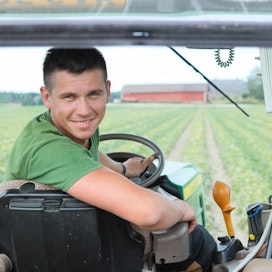 Ukrainalainen maanviljelijä Max Chaplenko veti maanantaina perässään 13 kurkunkeräilijää. Kotimaassaan hän viljelee omalla 30 hehtaarin tilallaan vientiin soijaa ja maissia. Suomessa 10€ tuntipalkka on yli tuplasti enenmmän kuin kotimaassa.
