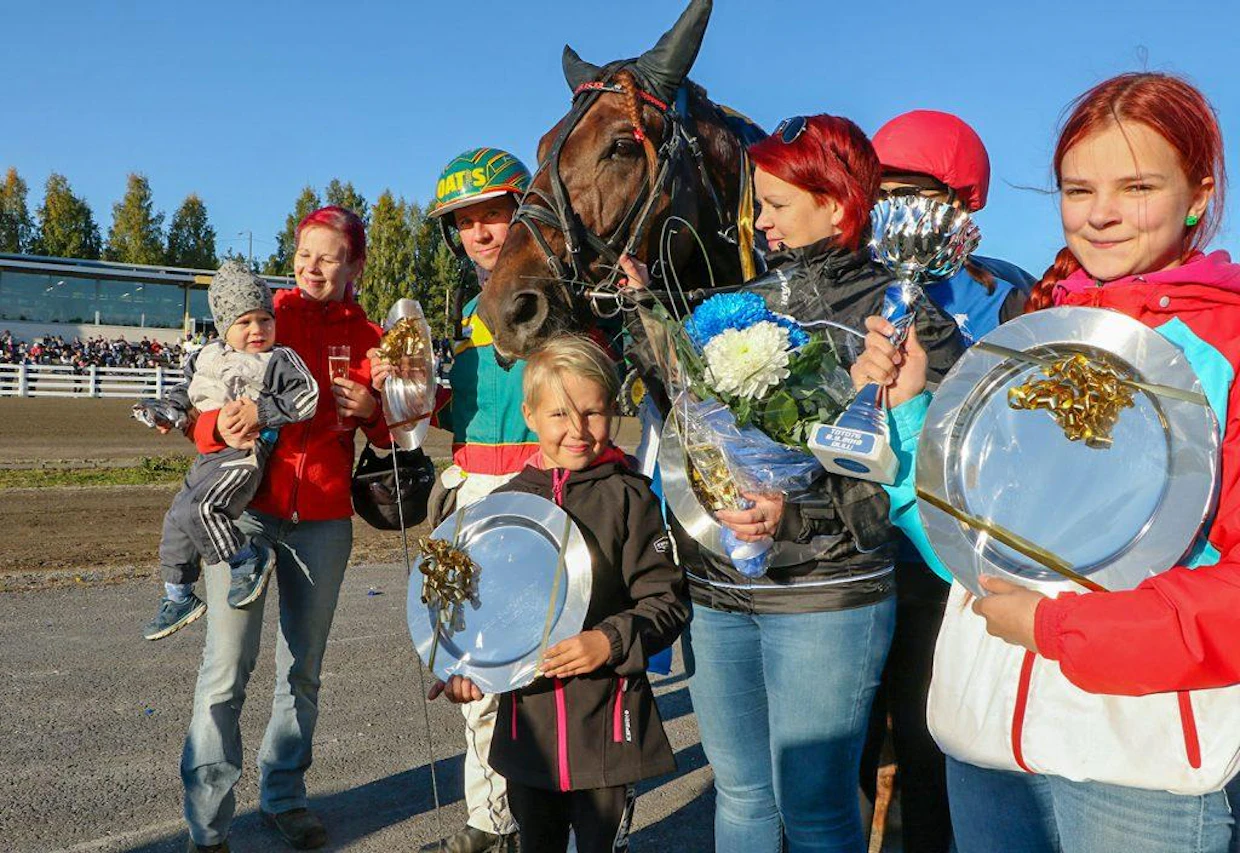 Jatta Hyyryläinen ja Jani Suonperä perheineen taitavat suurvoittojen juhlimisen jo rutiinilla. Kuva: Anu Leppänen