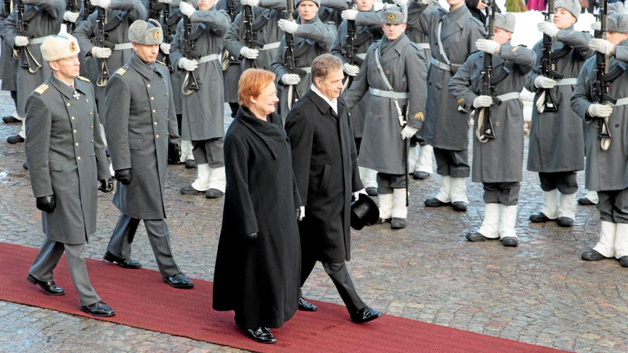 Suomen tasavallan presidentin virkaanastujaiset eduskunnassa.Tasavallan presidentti Sauli Niinistö tarkastaa kunniakomppanian, vieressä väistyvä presidentti Tarja Halonen.