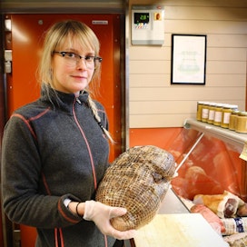 &quot;Palvikinkku on leikkelelihoista ja perustuotteista myydyin tuote&quot;, kertoo Heidi Korhonen Annan villilihasta, joka myy tuotteitaan Helsingin kauppahallissa.