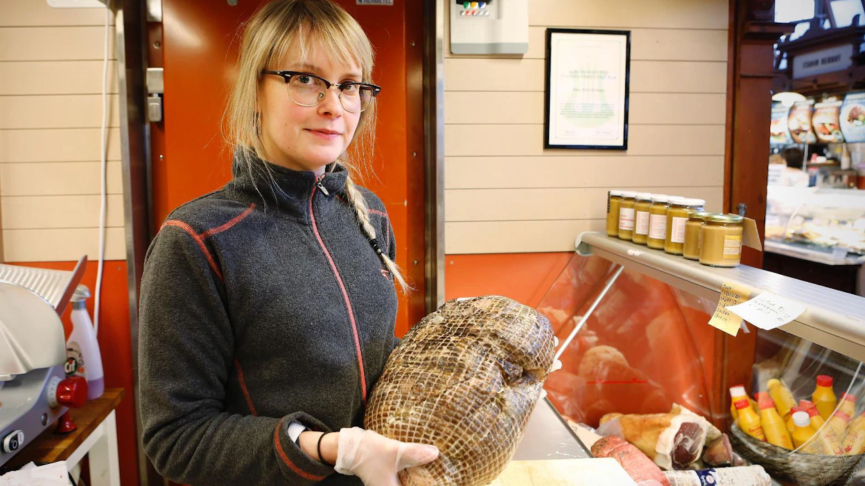 "Palvikinkku on leikkelelihoista ja perustuotteista myydyin tuote", kertoo Heidi Korhonen Annan villilihasta, joka myy tuotteitaan Helsingin kauppahallissa.