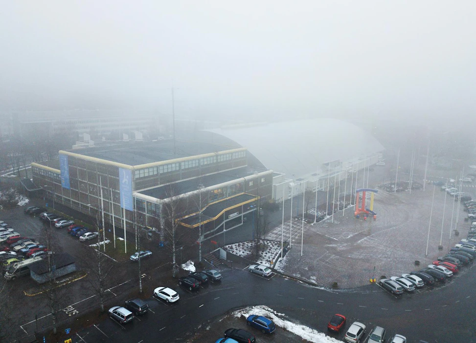 Jyväskylän Hippoksen alueelle on suunniteltu rakennettavaksi uuden ajan liikunta- ja hyvinvointikeskus. Kuvassa ovat nykyinen Monitoimitalo sekä Hipposhalli.