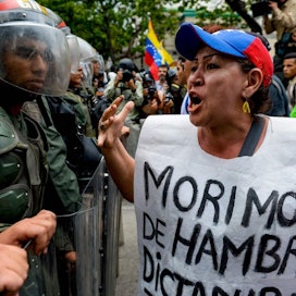 Venezualan talous sakkaa ja poliittinen tilanne on erittäin jännittynyt. Tämän mielenosoittajan viestinä oli viime keskiviikkona &quot;kuolemme nälkään&quot;.  LEHTIKUVA/AFP