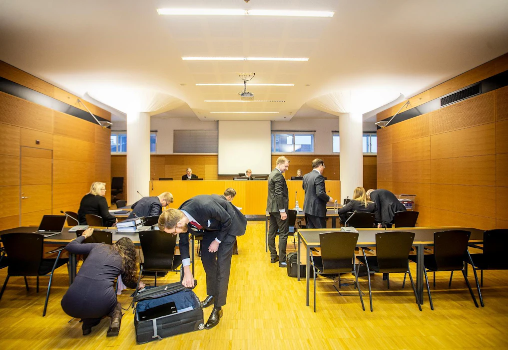 Juristit valmistautuivat perjantaina maitokäräjien istuntoon Helsingin käräjäoikeudessa. Vasemmalla Valiota edustavan Castrén & Snellmanin väkeä ja oikealla Maitomaata ja Maitokolmiota edustavan Mentula & Väätäisen.