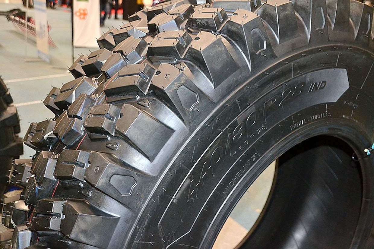Michelinin CrossGrip on palarengas ympärivuotiseen käyttöön. Mallistoa on kehitetty kantavampaan suuntaan, eli raskaaseen etukuormainkäyttöön saadaan tukevampi rengas. Keskipalojen tyvessä on ylimääräinen kannas tukevoittamassa halkaistun palan rakennetta. Rengaskuvion etuna on myös se, että renkaat voivat pyöriä kumpaankin suuntaan. Rengas voidaan vaihtaa koneen toiselle puolelle, jolloin kuluminen on tasaisempaa ja renkaat toimivat pidempään.