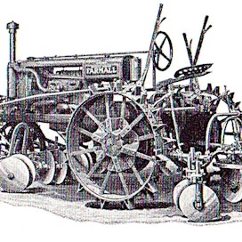 Kolmipyöräisiä tai kapealla etuakselilla varustettuja traktoreita on tehty alusta saakka, mutta 1920-luvun puolivälissä esitelty IH Farmall oli ensimmäinen varsinainen riviviljelytraktori. Työkoneita voitiin kiinnittää taakse, akselivälille ja eteen, yhtä aikaa tai erikseen.