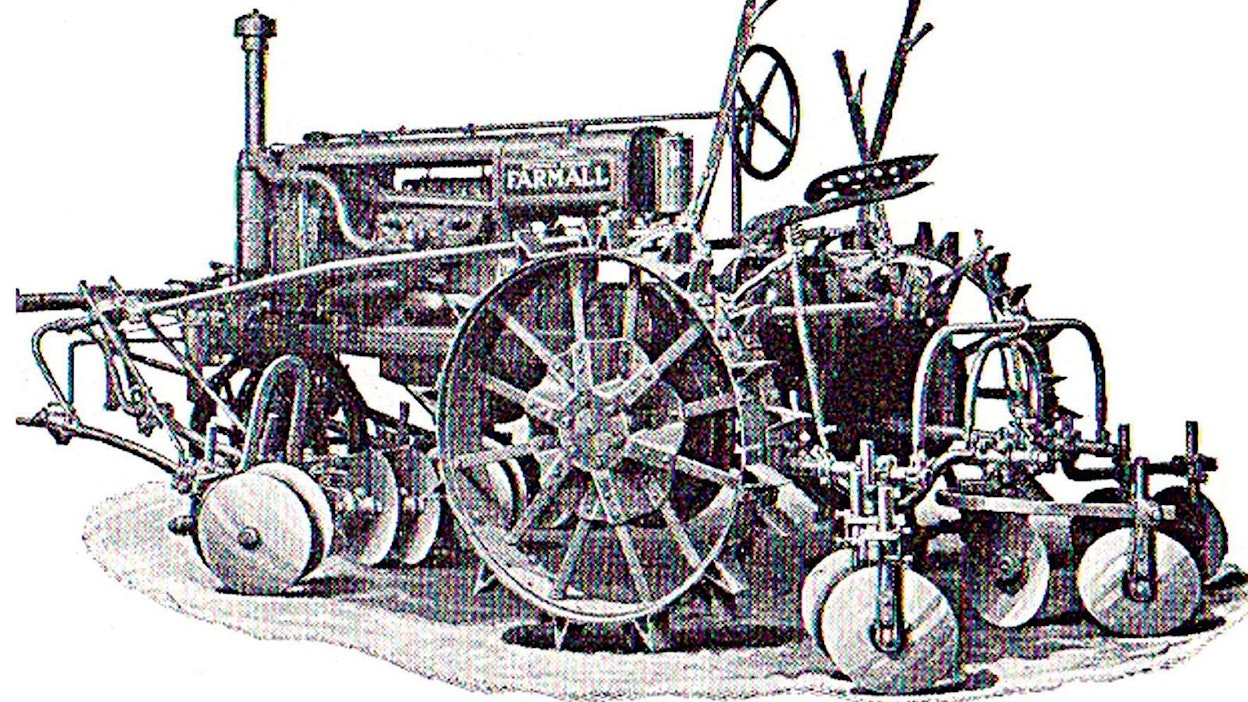 Kolmipyöräisiä tai kapealla etuakselilla varustettuja traktoreita on tehty alusta saakka, mutta 1920-luvun puolivälissä esitelty IH Farmall oli ensimmäinen varsinainen riviviljelytraktori. Työkoneita voitiin kiinnittää taakse, akselivälille ja eteen, yhtä aikaa tai erikseen.