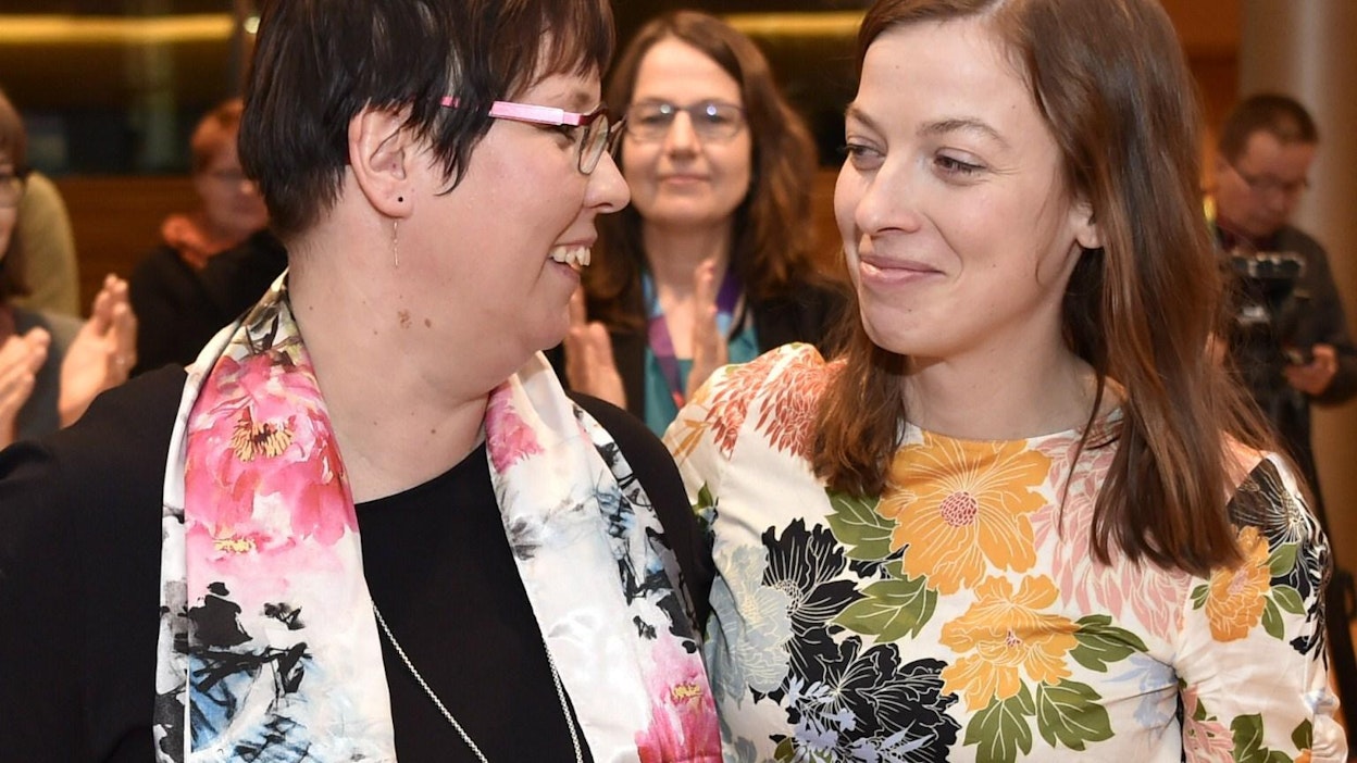 Vaemmistoliiton puheenjohtaja Li Andersson onnitteli europarlamentaarikko Merja Kyllöstä presidenttiehdokkuuden julkaistamisen jälkeen. LEHTIKUVA / JUSSI NUKARI