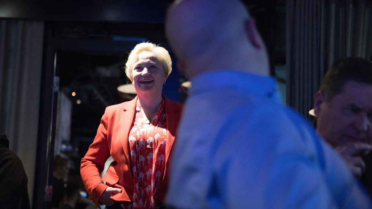 Elsi Kataisen vaalivalvojaisissa oli ennakkoäänten jälkeen vaisua, mutta kun Ylen vaaliennuste valmistui, nousi tunnelma kattoon.