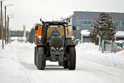  S-sarjan Valtra on massiivinen järkäle, jolla on helppo ja kevyt ajella, kuljettaja Jari-Pekka Salmela sanoo.