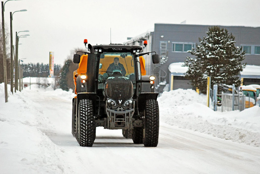 S-sarjan Valtra on massiivinen järkäle, jolla on helppo ja kevyt ajella, kuljettaja Jari-Pekka Salmela sanoo.