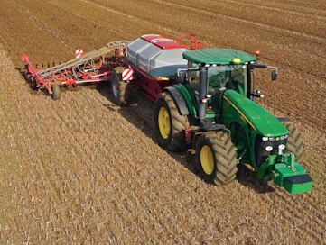 Reilun 300-hevosvoimainen John Deere 8345 riittää sopivasti 9-metriselle Horsch SW:lle. Kombikoneen säiliötilavuus, 8 000 litraa, on jaettu tasan lannoitteelle ja siemenelle. Päiväsaavutus nousee noin 80 hehtaariin. Ajoraiteet näkyvät hyvin kuvassa. Suurin osa pellon pinnasta säästyy kokonaan tallaukselta. Huomaa myös traktorin takavanteiden lisäpainotus.
