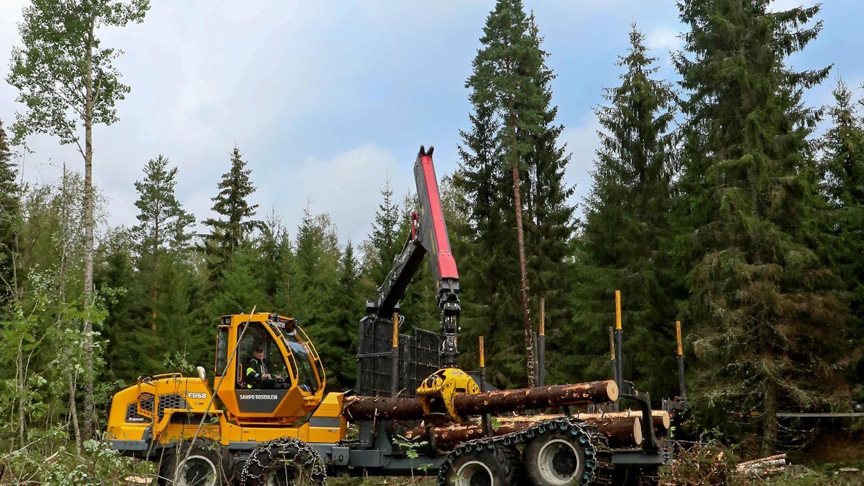 Sampo Rosenlew:in metsäkonemallisto kattaa nyt myös uudistushakkuisiin suunnatut konemallit. Sampo FR68 -kuormatraktori on kehitetty Sampo HR86 -harvesterin työpariksi.