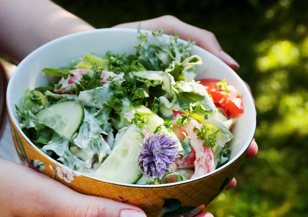 Happaman makea kastike yhdistetään perinteiseen isoäidin salaattiin.