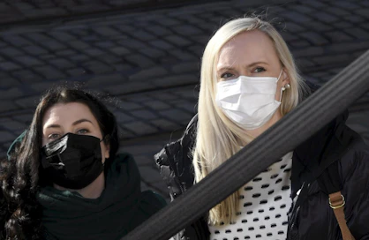 Vihreiden Emma Kari (vasemmalla) ja sisäministeri Maria Ohisalo saapumassa hallituksen neuvotteluihin viime viikolla. LEHTIKUVA / HEIKKI SAUKKOMAA