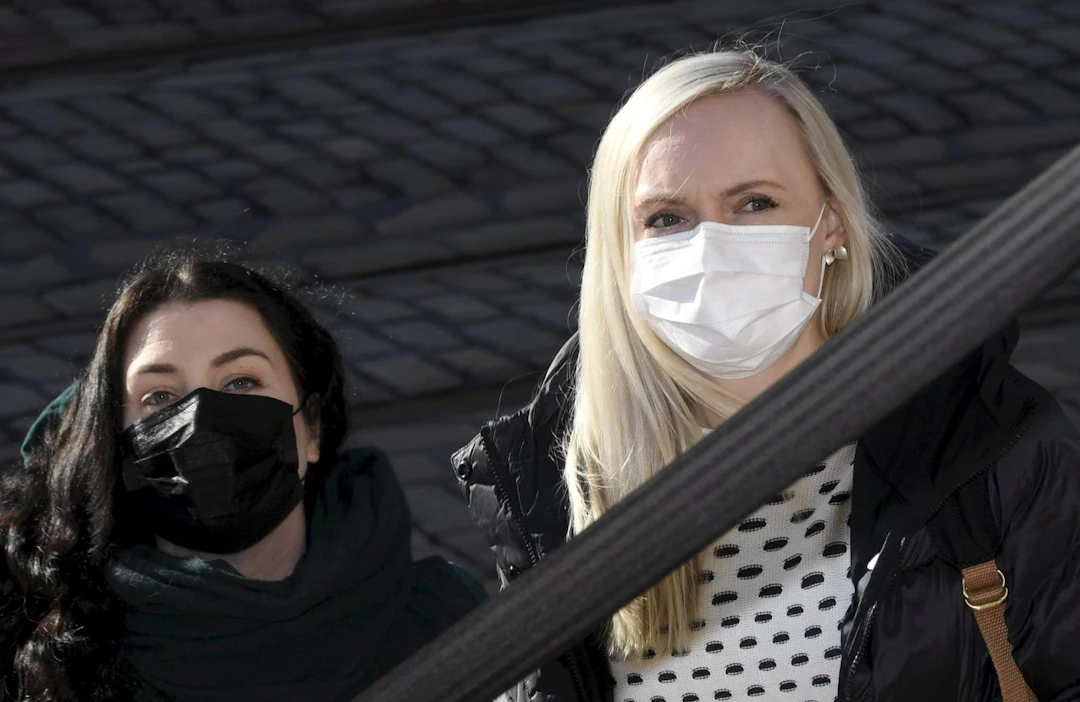 Vihreiden Emma Kari (vasemmalla) ja sisäministeri Maria Ohisalo saapumassa hallituksen neuvotteluihin viime viikolla. LEHTIKUVA / HEIKKI SAUKKOMAA