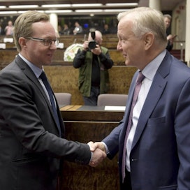 Nykyinen elinkeinoministeri Olli Rehn (oik.) kättelee seuraajaansa Mika Lintilää valinnan jälkeen. LEHTIKUVA / Antti Aimo-Koivisto