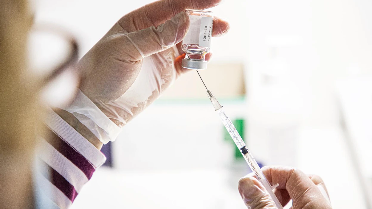 Kuvassa annostellaan AstraZenecan rokotetta Messukeskuksen rokotuspisteellä helmikuussa.