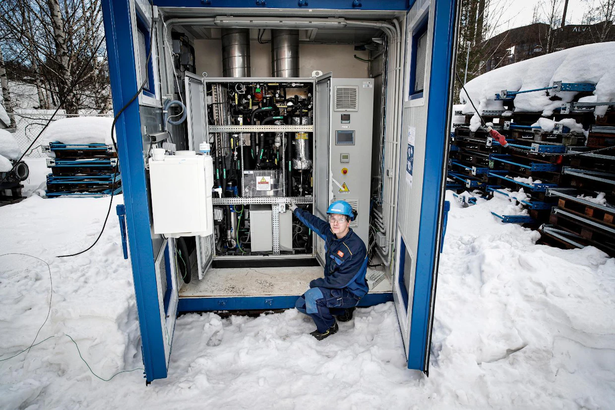 Jyväskylässä on elektrolyysilaitteisto kontissa. Vety erotetaan vedestä voimakkaan sähkövirran avulla Pem-kennostossa, Mikko Lappalainen näyttää.