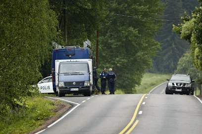 Poliisi kuoli ja toinen haavoittui vakavasti Vihdissä piiritystilanteessa. Tapahtumapaikka eristettiin laajasti. LEHTIKUVA / RONI REKOMAA