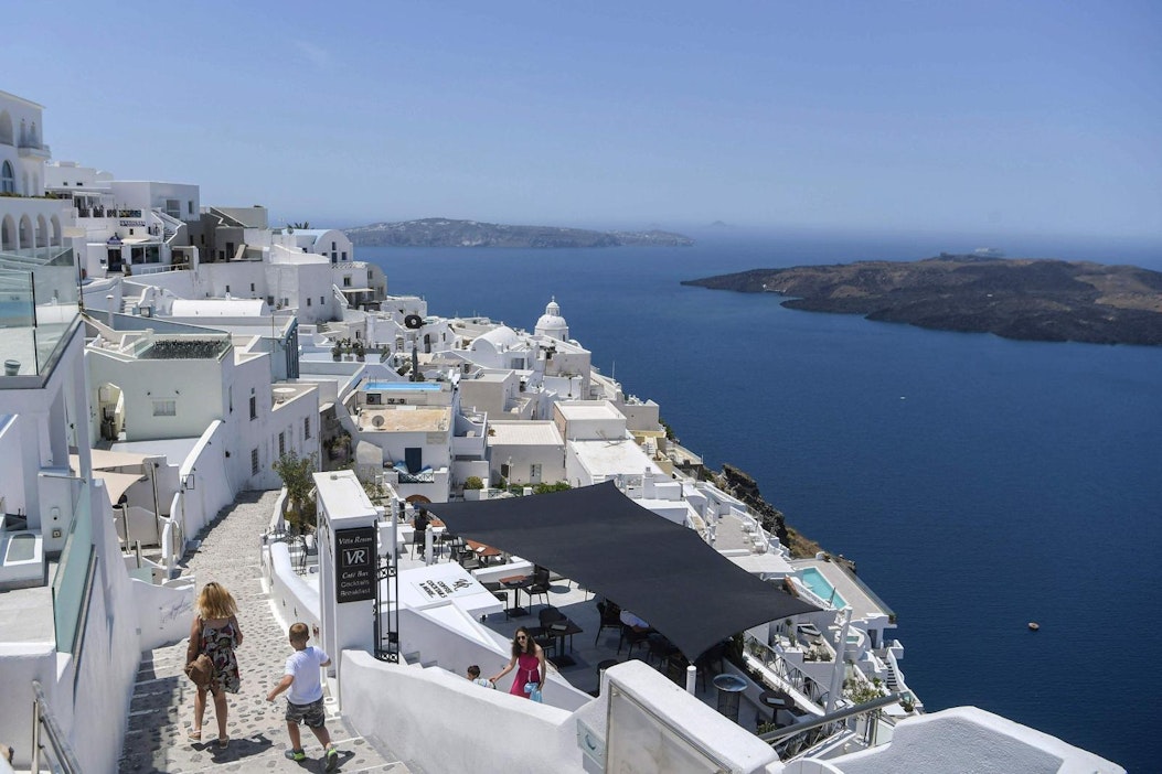 Santorini on yksi kohteista, joihin liikenne alkaa taas kulkea.