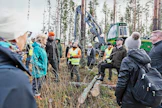 "Ymmärrän metsänomistajien herkkyyden elinkeinoaan kohtaan. Haluamme toimia yhdessä metsän- ja maanomistajien kanssa", McGuinness kertoo. McGuinness kysyi metsänomistajien ja metsäammattilaisten mielipiteitä taksonomiasta tutustuessaan suomalaiseen metsänhoitoon.