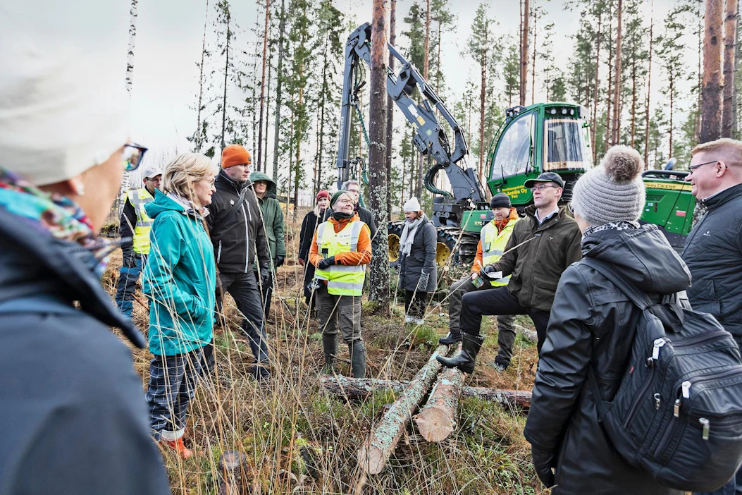 "Ymmärrän metsänomistajien herkkyyden elinkeinoaan kohtaan. Haluamme toimia yhdessä metsän- ja maanomistajien kanssa", McGuinness kertoo. McGuinness kysyi metsänomistajien ja metsäammattilaisten mielipiteitä taksonomiasta tutustuessaan suomalaiseen metsänhoitoon.