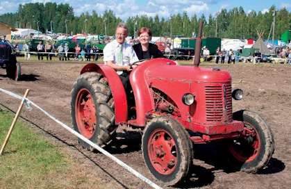 David Brown Cropmaster oli 50-luvun alun moderneimpia traktoreita ja ajo-ominaisuuksiltaan loistava, ainakin ProAgria Pohjois-Savon johtaja Viljo Pakarisen ilmeestä päätellen. Kuopiossa järjestetyissä Farmari-näyttelyissä on aina ollut runsaasti tilaa veteraanikoneille, mikä on pitkälti masinistihenkisen johtajan ansiota. Kuopio