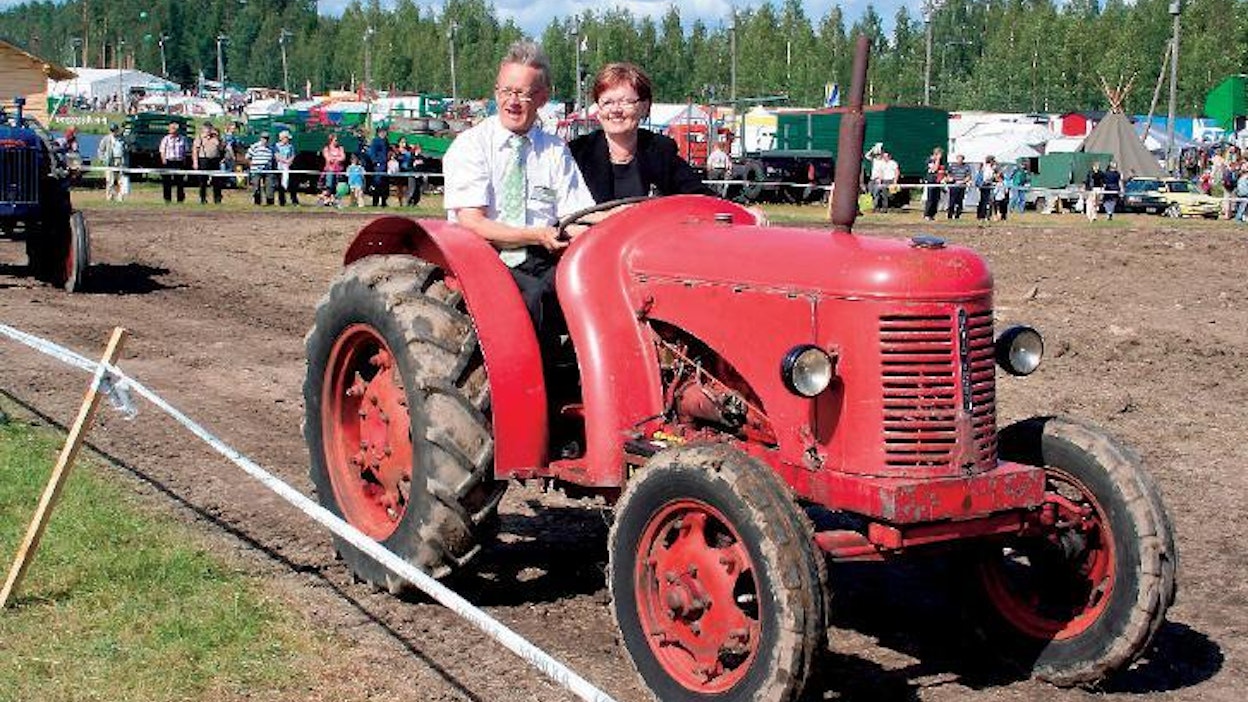 David Brown Cropmaster oli 50-luvun alun moderneimpia traktoreita ja ajo-ominaisuuksiltaan loistava, ainakin ProAgria Pohjois-Savon johtaja Viljo Pakarisen ilmeestä päätellen. Kuopiossa järjestetyissä Farmari-näyttelyissä on aina ollut runsaasti tilaa veteraanikoneille, mikä on pitkälti masinistihenkisen johtajan ansiota. Kuopio