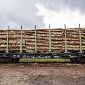 Stora Enso toi viime vuonna puuta Venäjältä 2,7 miljoonaa kuutiometriä eli noin 10 prosenttia Suomessa käyttämästään puusta. Arkistokuva on yhtiön tehtailta Imatralta.