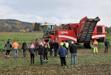 Hämeenlinnan Lammilla sokerijuurikasta nostettiin komeasti kolmen erilaisen nostokoneen voimin. Kuvassa Grimme Maxtron 620 -nostokone. Tapahtuma veti väkeä, sillä kävijöitä oli lähes 300.