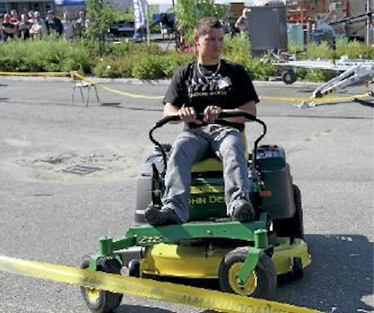 John Deeren uutuuksia olivat Z225-sauvaleikkuri (vas.) ja 1026 R -kiinteistötraktori. Leikkurissa on 14,9 kW:n bensiinikäyttöinen, sähkökäynnisteinen B&S-moottori, voimansiirto on hydrostaattinen. Sivulle heittävän, sähköisesti kytkettävän leikkuupöydän työleveys on 107 cm ja leikkuukorkeuden säätöalue 25–102 mm. Leikkurin verollinen hinta on 3 999 euroa. 1026 R -traktorissa on 17,5 kW:n 3-sylinterinen Yanmar-diesel. Voimansiirto on hydrostaattinen ja siinä on kaksi nopeusaluetta. Voimanotto takana ja keskellä. Verollinen hinta 20 900 euroa. Agrimarket. (PJ/UO)