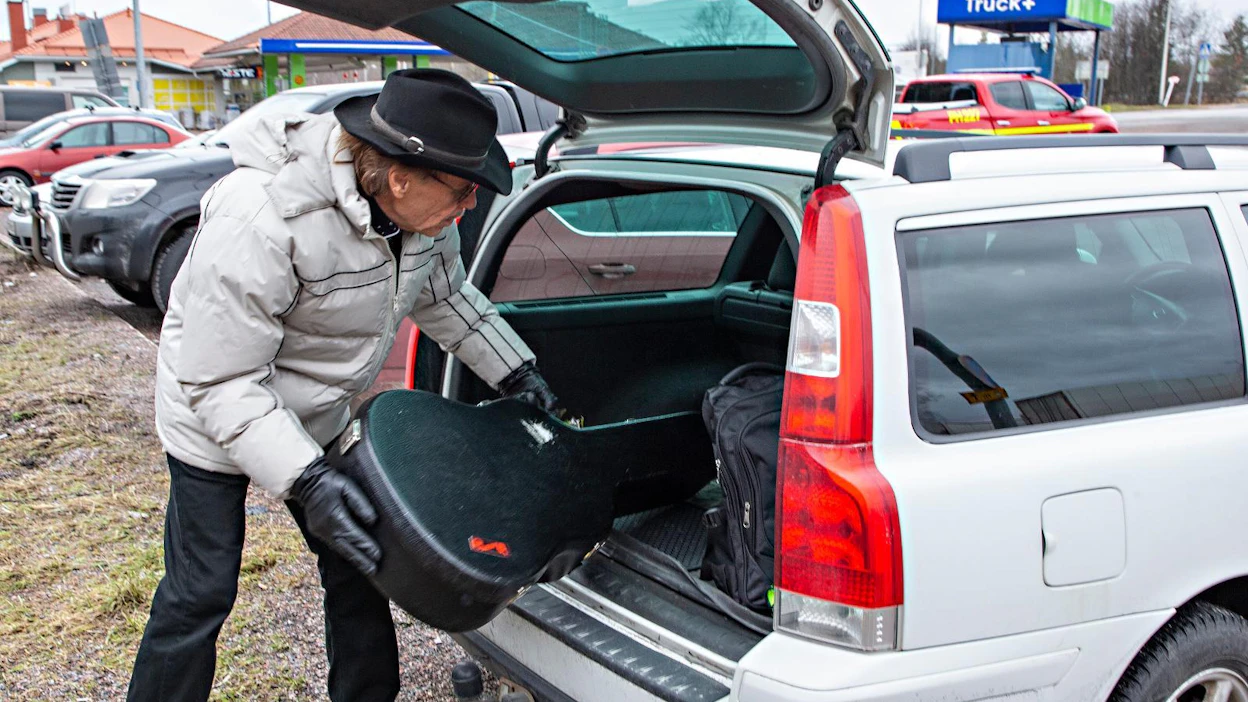 Mutkattomat tekee nykyään vuodessa noin 40–50 tanssikeikkaa. "Koronan jyllätessä viihdetoiminnat ovat koko lailla seis. Jatkokuvioita kiikaroidaan vasta sitten, kun luoja suo ja viskaalit sen sallii", Eki Jantunen tuumii.
