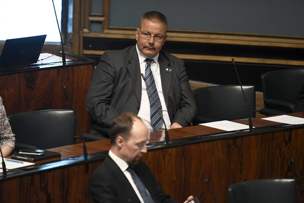 Juha Mäenpään syytesuoja-asiassa syyttämisluvan antamista suositteli kaksi kuudesta lausunnon antaneesta professorista, mutta luvan antamista ei vastustanut kukaan.