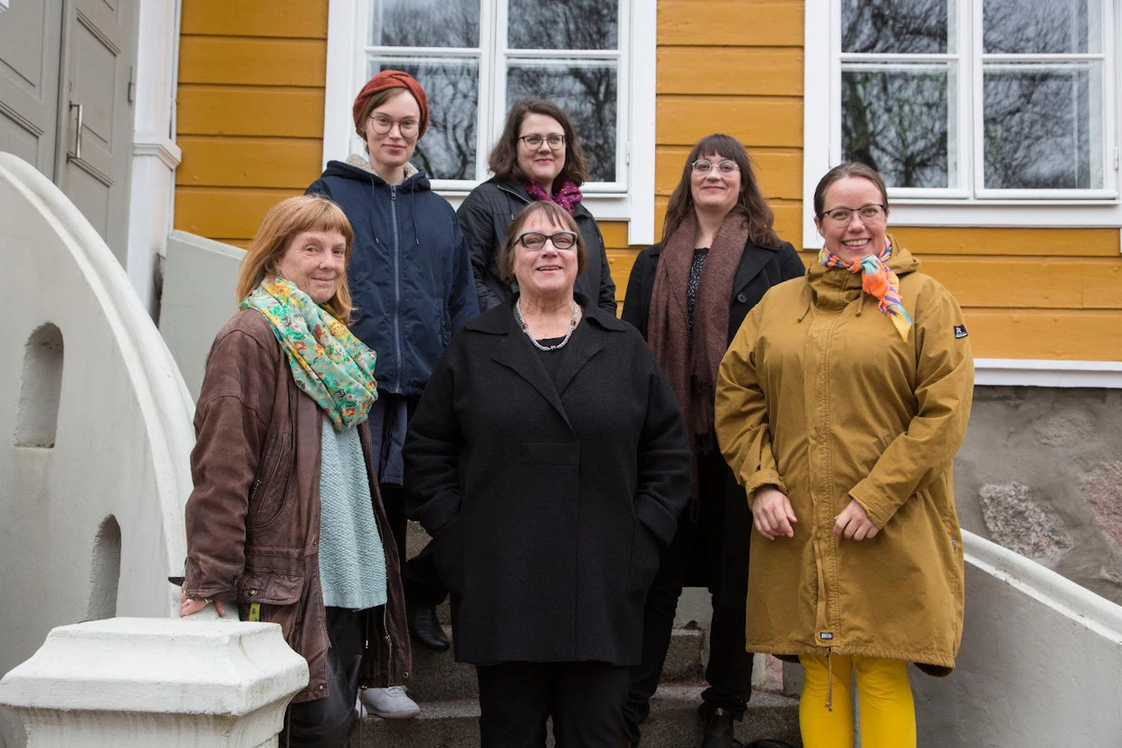 Koneen Säätiön Silja Pasila (tak. vas.), Pirre Naukkarinen, Anna Talasniemi, Pia Bartsch (ed. vas.), Hanna Nurminen ja Leena Kela kartanon portailla. Miljöö luo edellytykset hyvälle taiteilijaresidenssille ja vieraiden palaute on erittäin positiivista, Nurminen sanoo.
