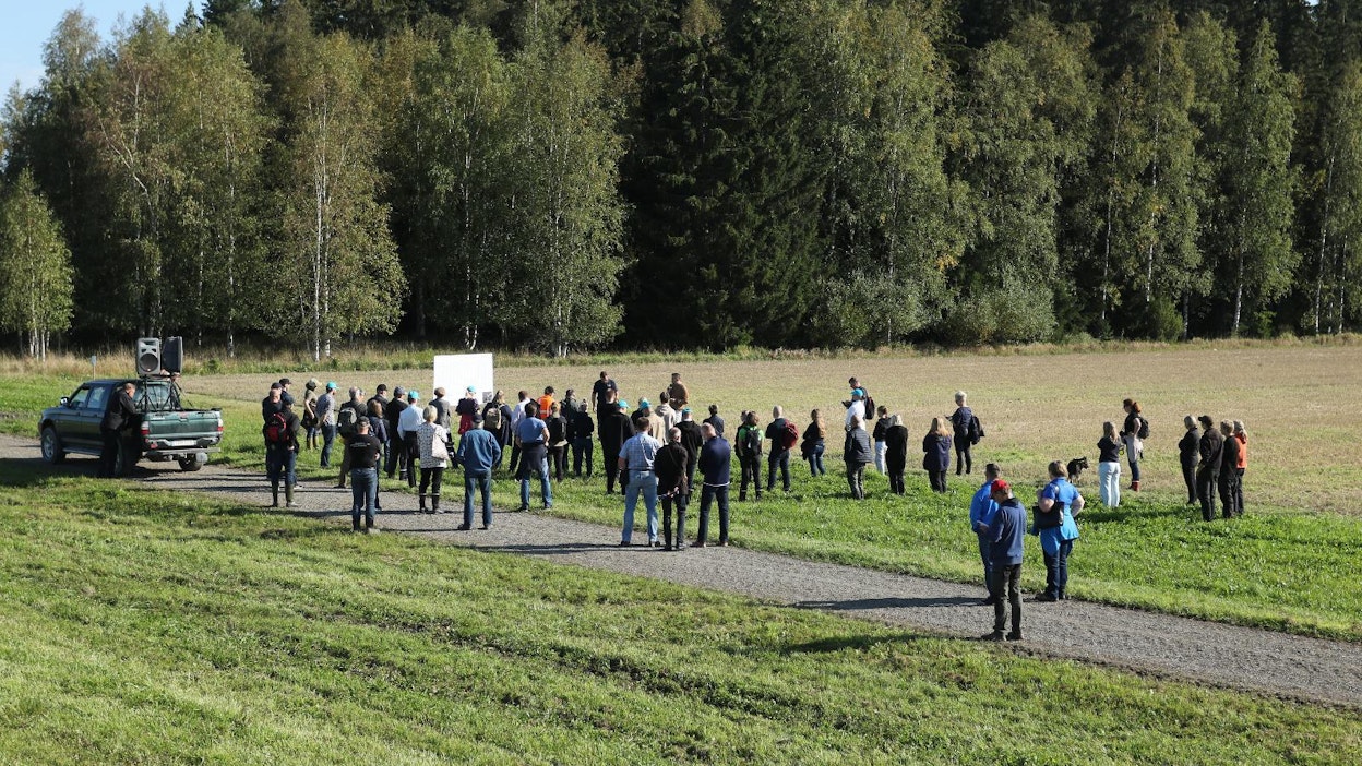 Seminaarivieraita Loimaan koelohkon kenttäkierroksella. Viljelymenetelmä- ja maanparannekokeen työryhmässä ovat Tuomas Levomäki, Uolevi Oristo, Erkki Mäkelä, Jussi Knaapi ja Eemeli Linna.