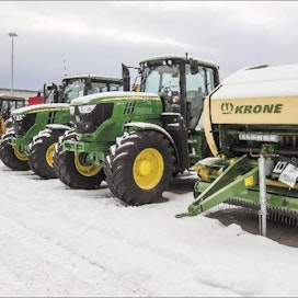 Lumi verhosi uusia ja käytettyjä maatalous-koneita viime viikolla Hyvinkään Agrimarketin pihassa. Markku Vuorikari