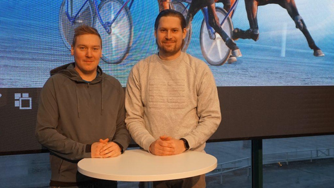 Lätkäjätkät Juha Järvenpää (vas.) ja Jesse Laaksonen (oik.) ovat entisiä seurakavereita Porin Ässistä. Nyt kaksikko pelaa kohti samaa maalia Porin ravien lipun alla.