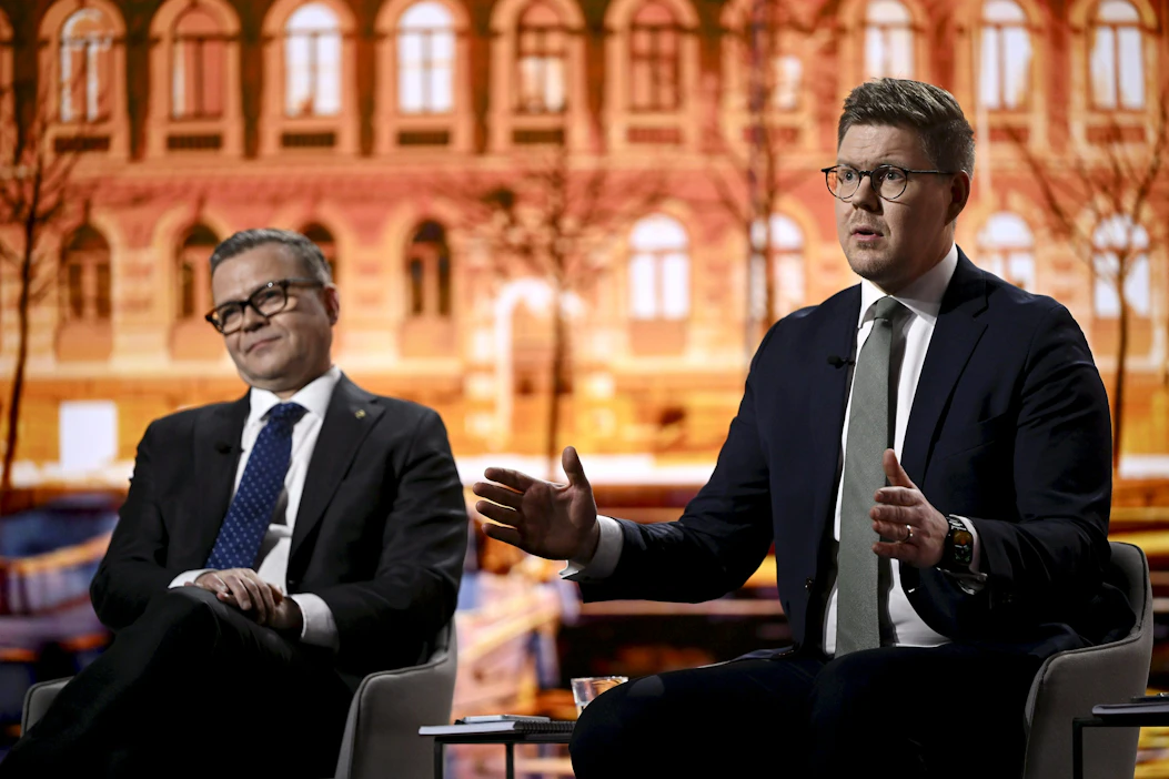 Kärkikaksikko on lähes tasoissa molemmissa vaaleissa noin 21 prosentin kannatuksella. Kuvassa kokoomuksen puheenjohtaja Petteri Orpo ja SDP:n puheenjohtaja Antti Lindtman. LEHTIKUVA / ANTTI AIMO-KOIVISTO .