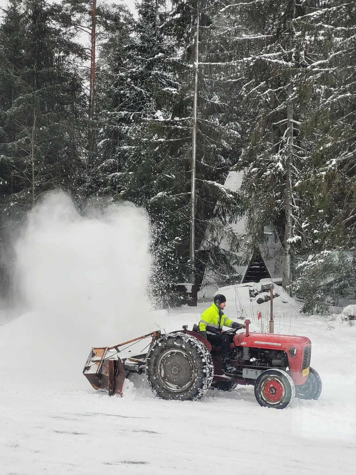 Kolmevitosella sujuu näppärästi myös lumityöt.