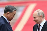 Vladimir Putin (oikealla) tapasi Vietnamissa presidentti To Lamin. LEHTIKUVA/AFP. 