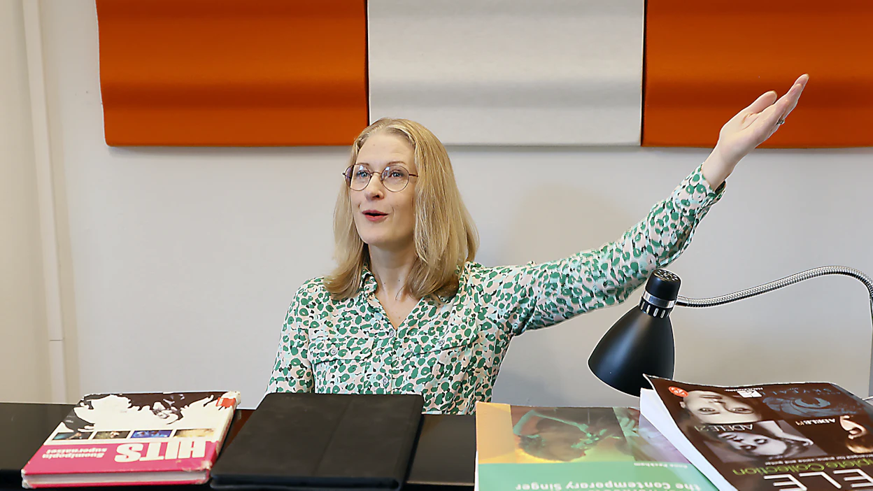 Mona Castrén perusti Helsingin Laulustudion vuonna 2006, ja on saanut lukuisat äänet avautumaan ja ihmiset laulamaan lempilaulujaan.