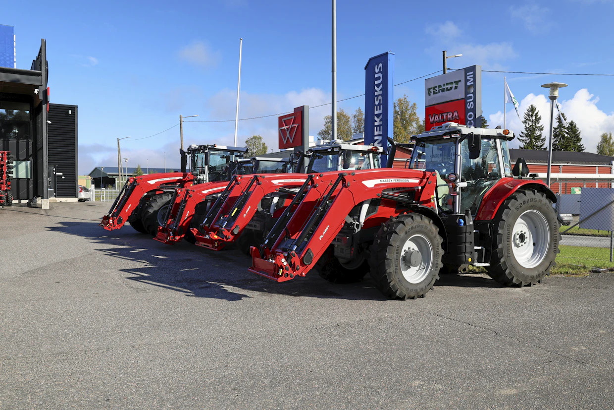 Etukuormain on monen Massey Fergusonin varuste. Traktorin monipuolisuus tulee tässä esiin, vaikka etukuormain lisää myös traktorin massaa peltotöissä.