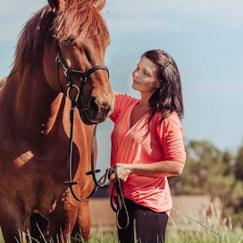 Hevosten lastauskouluttajana tunnettu Mia Jurvala hoitaa tänä vuonna Tampereen hevosmessujen ohjelma- ja toimihenkilövastaavan pestiä. Ohjelman läpileikkaavana teemana on nuoren hevosen kehityskaari.
