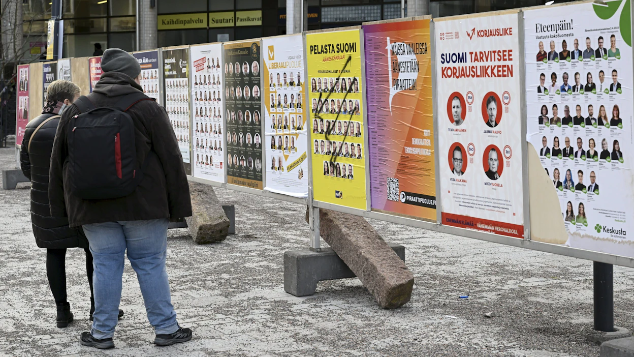 Eduskuntavaalien vaalimainoksia Espoon keskuksessa 21. maaliskuuta.