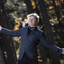 Muusikko Jukka Takalo kuvattuna Haukiputaan Martinniemen metsässä.