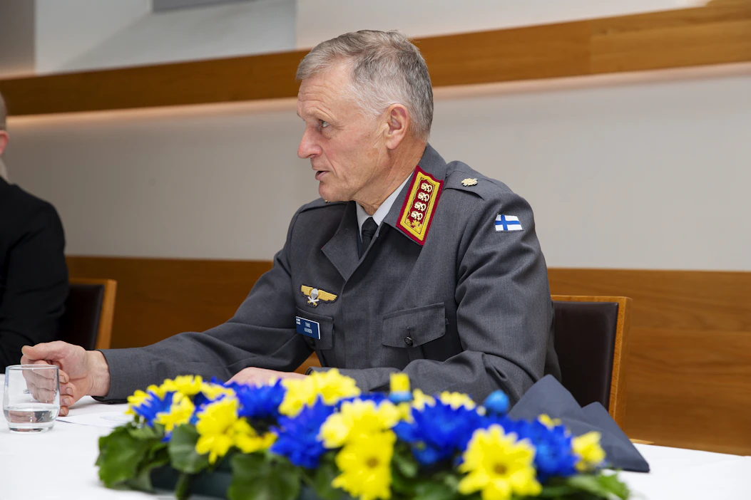 Puolustusvoimien komentaja Timo Kivinen kertoo, että Yhdysvalloilla on noin kymmenen Nato-maan kanssa sopimus puolustusyhteistyöstä.